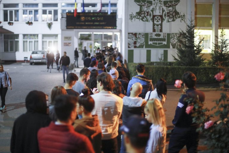 Romanians set to re-elect president who promises to back anti-corruption fight (update 6)