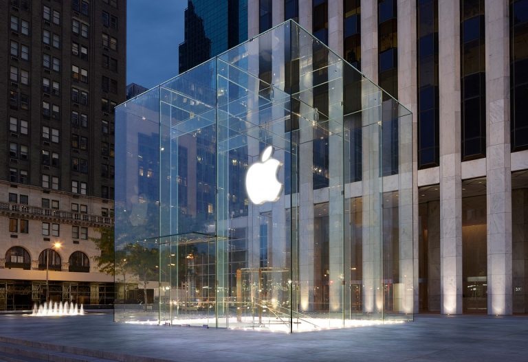 Șeful securității Apple, pus sub acuzare pentru dare de mită