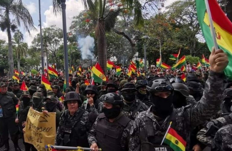 Bolivia în flăcări: Manifestanții antiguvernamentali au incendiat casa surorii preşedintelui