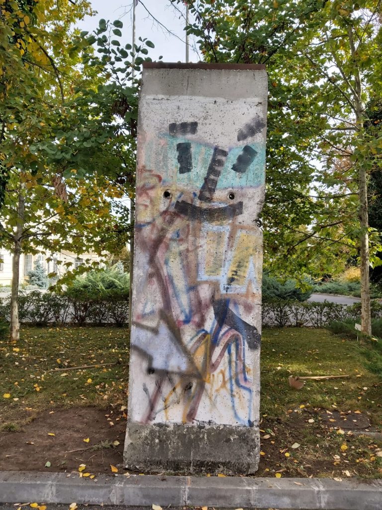 FOTO. O bucată din Zidul Berlinului, inclusă recent în patrimoniul Academiei Române