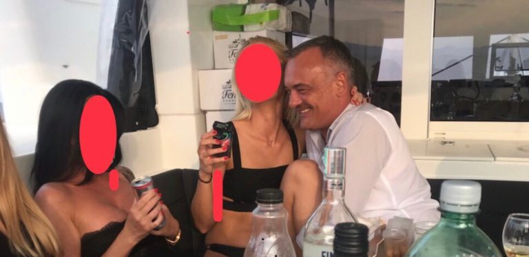 Primarul-porno din Ungaria, filmat în timpul unei orgii, demisionează