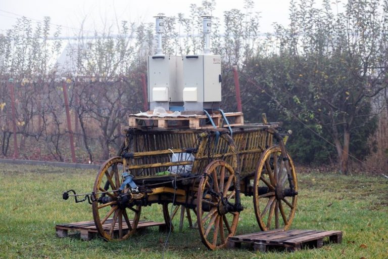 Stație mobilă de măsurare a calității aerului, montată pe o căruță, în Codlea