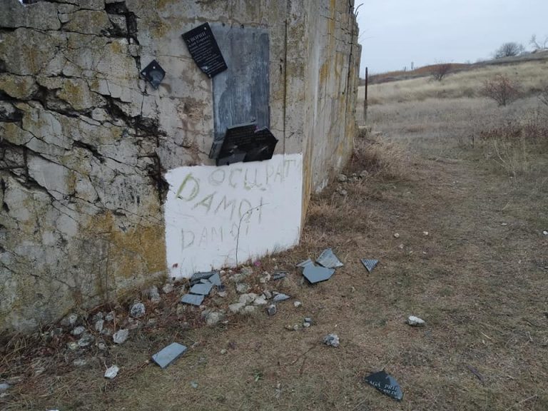 “Ocupantule, pleacă acasă”. Protest al Ambasdei Rusiei, după vandalizarea unui monument sovietic