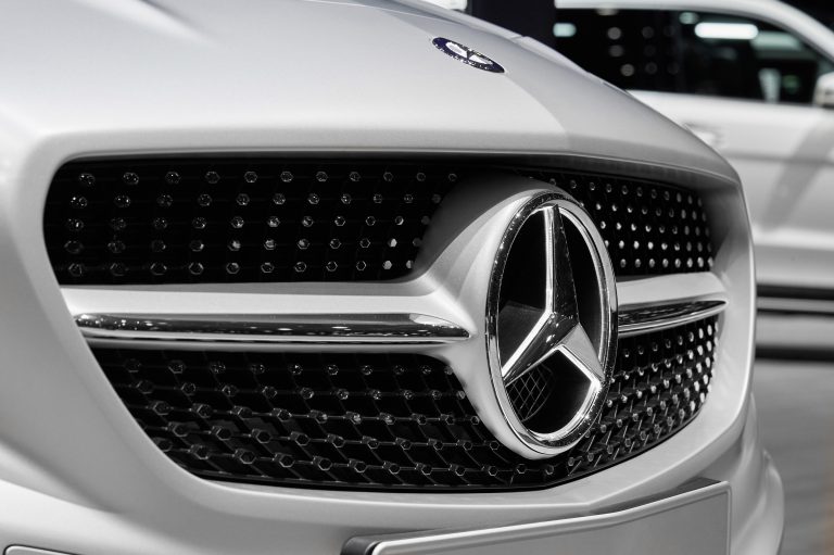 Daimler se pregătește să dea afară 1100 de șefi din toată lumea