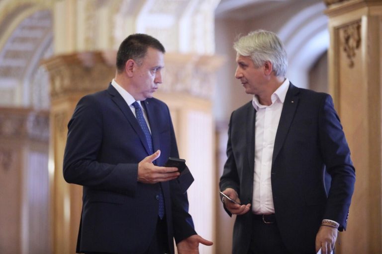 Teodorovici, replică pentru Fifor: Mihăiță, alintat Șobi, mi-a dat cu Tratatul de psihologie în cap