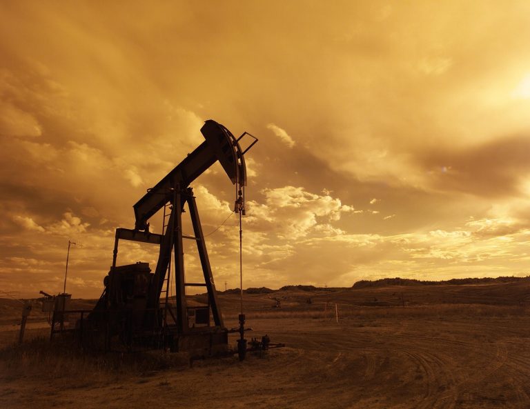 Arabia Saudită şi Rusia vor continua, până la finalul anului, reducerile voluntare ale producţiei de petrol