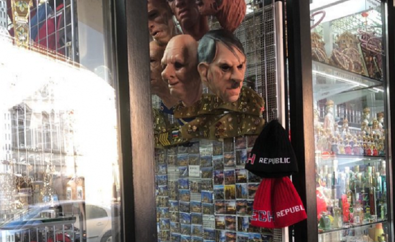 Anchetă în Cehia cu privire la vânzarea unor măşti cu efigia lui Hitler