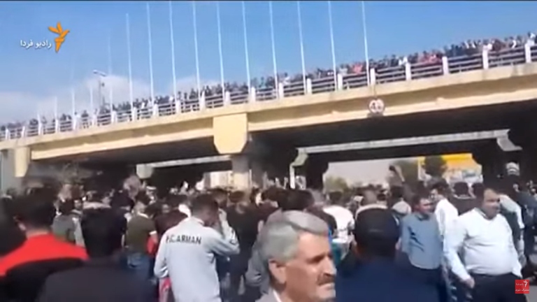 Iran este în pragul revoluției după ce prețul benzinei s-a triplat. Protestatarii, masacrați de poliție