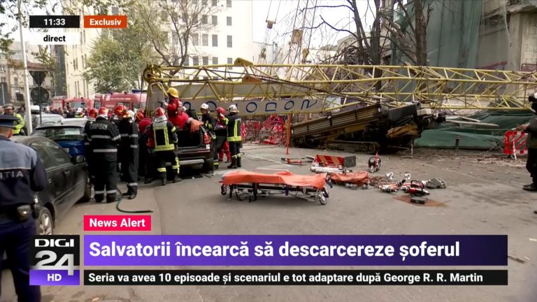 VIDEO Macara prăbușită peste o mașină în centrul Bucureștiului. Trei oameni au fost răniți