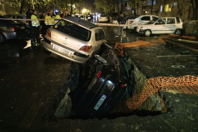 Poliția acuză RADET după ce două mașini au căzut într-o groapă în București: Au depășit termenul pentru intervenție