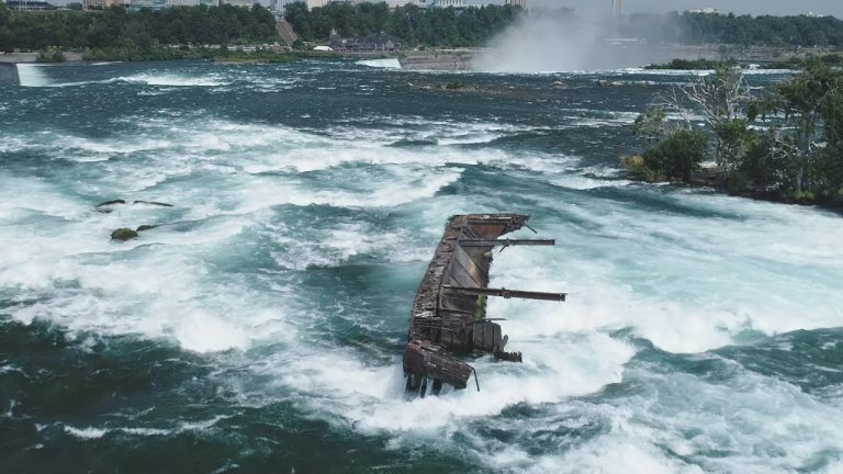 O epavă veche de un secol, deplasată de intemperii, în amonte de Cascada Niagara