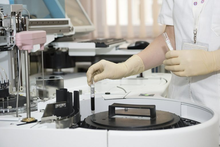 Șefa laboratorului de la Spitalul Obregia, trimisă în judecată pentru luare de mită