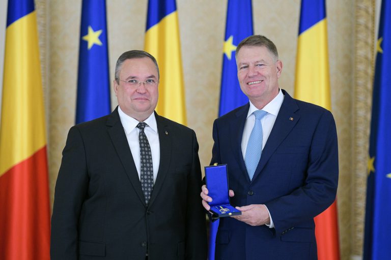 Iohannis, decorat de ministrul Apărării cu „Emblema de Onoare a Armatei României”