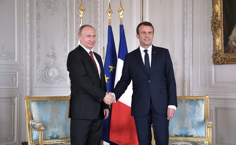 Macron “ridică steagul alb” în fața lui Putin și rupe unitatea NATO