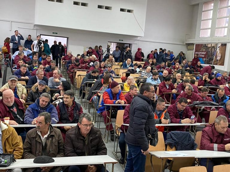 FOTO Angajații RADET au venit la comandamentul de urgență cu țevile ruginite din teren