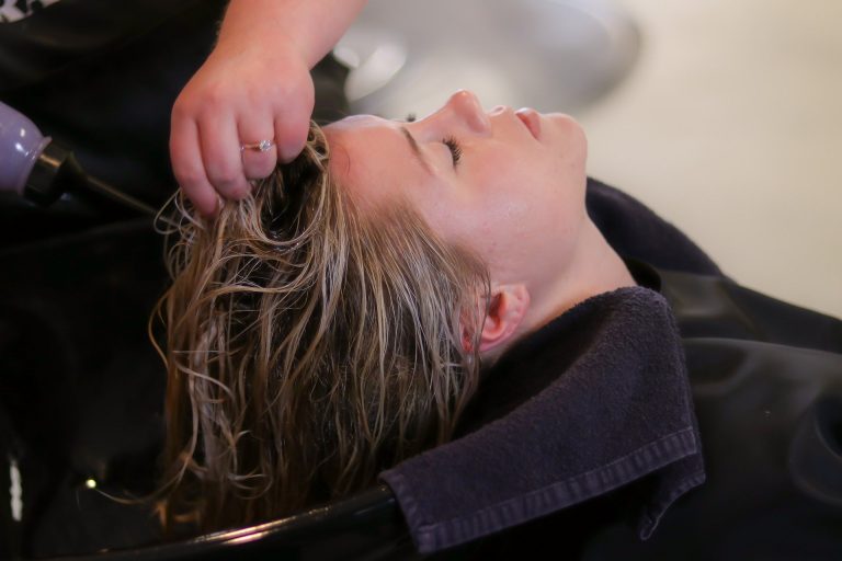 Alegeri prezidențiale 2019. Patronul unui salon de înfrumuseţare din Bucureşti promite servicii gratuite femeilor care votează