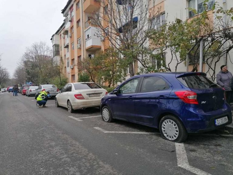 Caz straniu la Craiova: 25 de maşini cu anvelopele tăiate