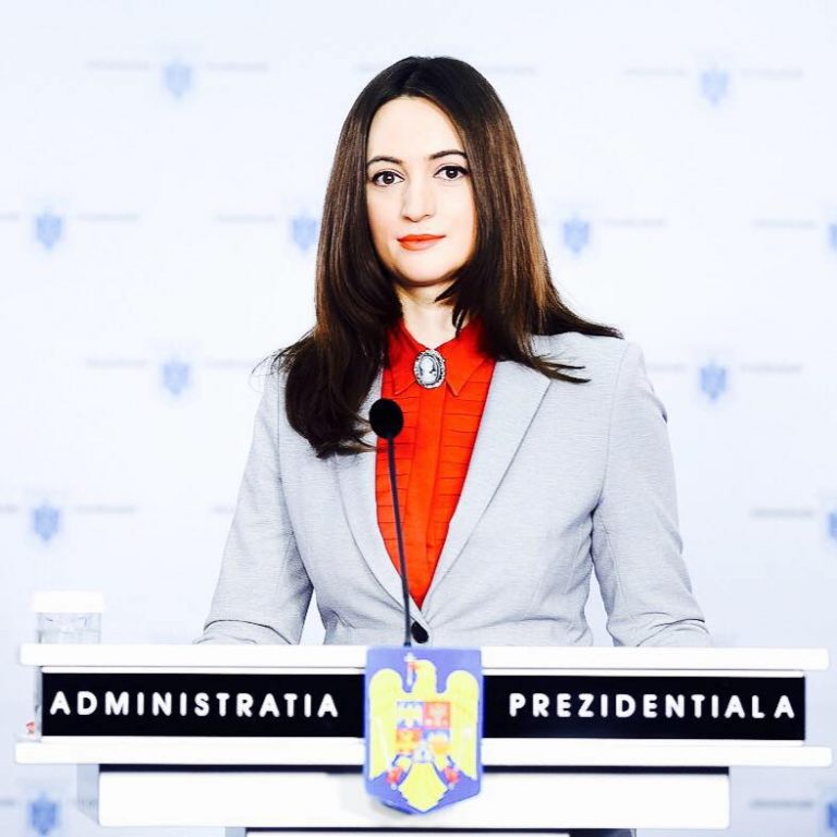 Enervat că a fost dat afară din emisiune, purtătorul de cuvânt al PSD, Lucian Romașcanu, sugerează concedierea Mădălinei Dobrovolschi de la Realitatea Plus