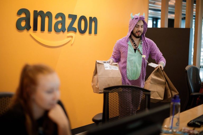 Amazon recunoaşte problema şoferilor săi nevoiţi să urineze în sticle, în timpul curselor