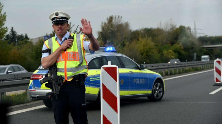 Doi români au rămas fără mii de lire, după ce au fost jefuiți de un fals polițist pe o autostradă din Germania