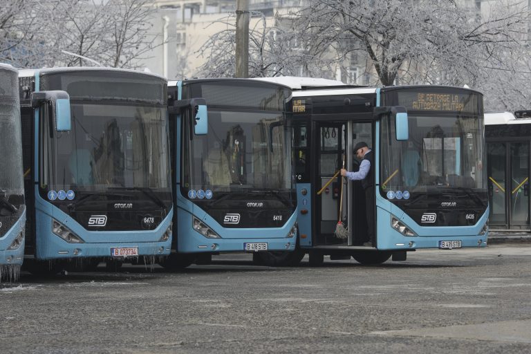 Bucharest transport company wants to hike bus fares for 1st time in 11 years; mayor disagrees
