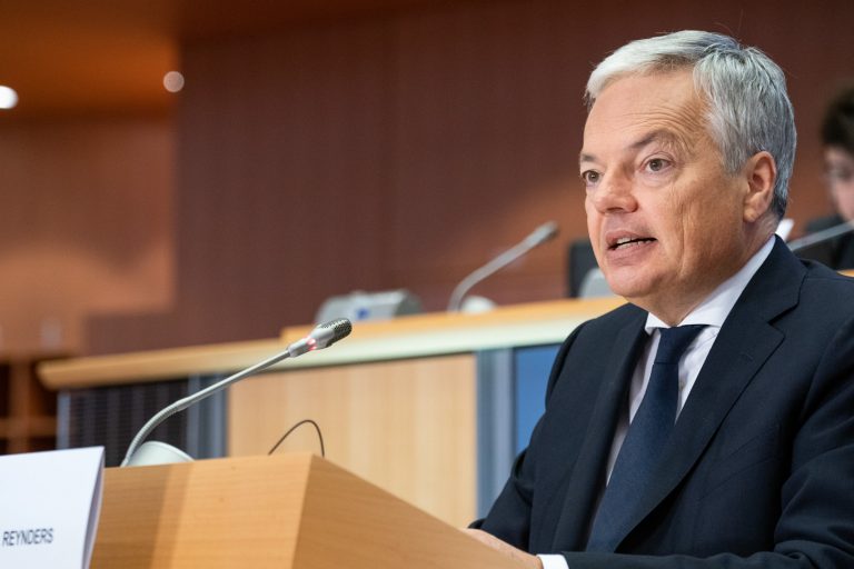 Comisarul european pentru justiţie acuză Polonia şi Ungaria că fac paşi înapoi în privinţa democrației