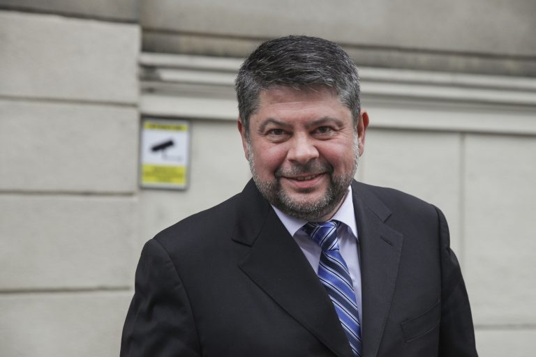 Gelu Oltean, fost șef al ”Doi și-un sfert”, organizatorul unor ședințe de șamanism cu Ayahuasca, trimis în judecată alături de iubita sa și de un cetățean britanic