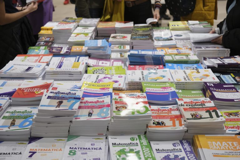 Academia Română, semnal de alarmă: Reducerea teoriei în favoarea deprinderilor practice în şcoală e periculoasă