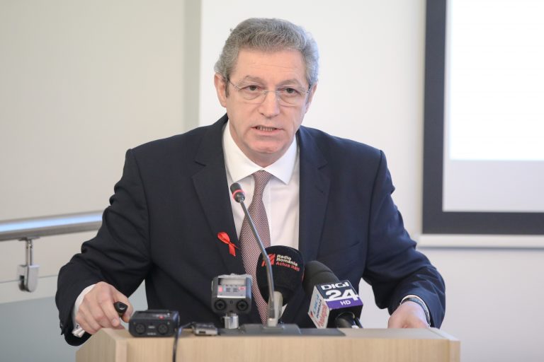 VIDEO | Prof. Streinu Cercel la Dezbaterile Universul.net: ”Stigmatizarea persoanelor care trăiesc cu HIV trebuie să înceteze!”