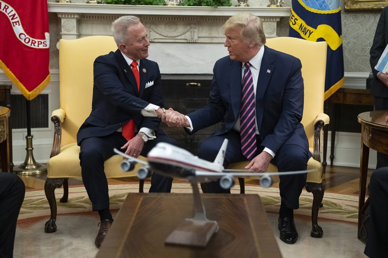 SUA: Un democrat, adversar al punerii sub acuzare, a trecut la republicani. Trump jubilează