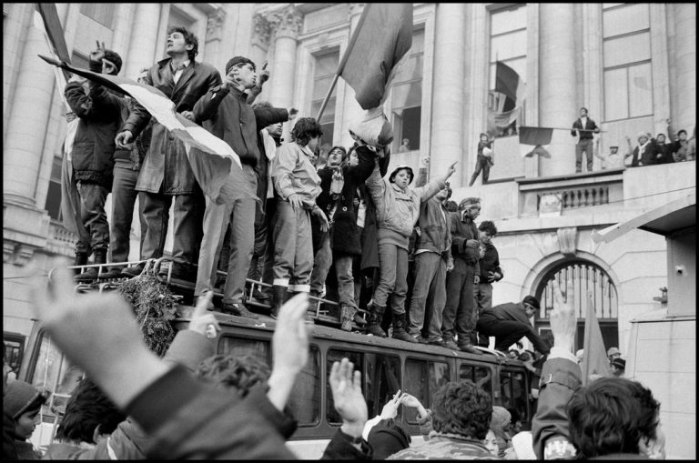 Jurnalistul BBC John Simpson a scris necrologul lui Nicolae Ceaușescu cu stiloul dictatorului. Poveste neștiută de la Revoluție