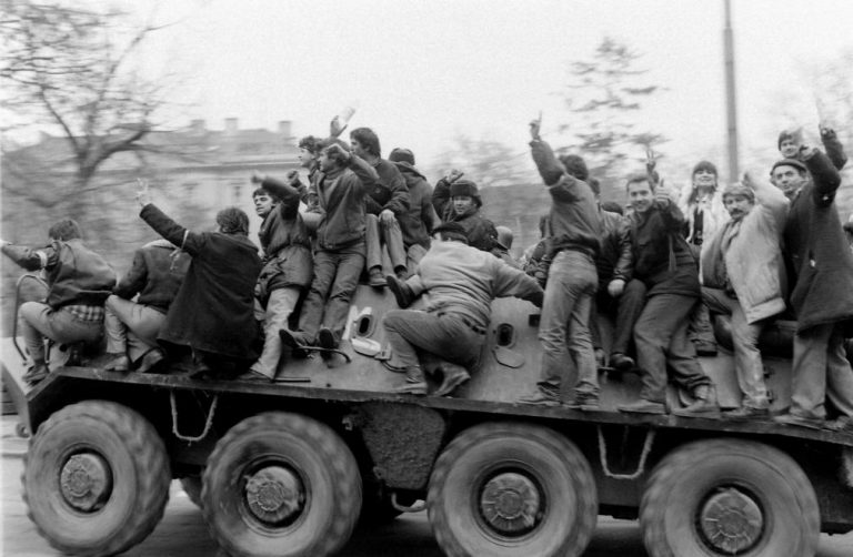 Instantaneele Revoluției – fotografii  din decembrie 1989 în arhivele străine