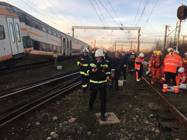 UPDATE. Două trenuri s-au ciocnit frontal în Ploiești. 6 persoane rănite