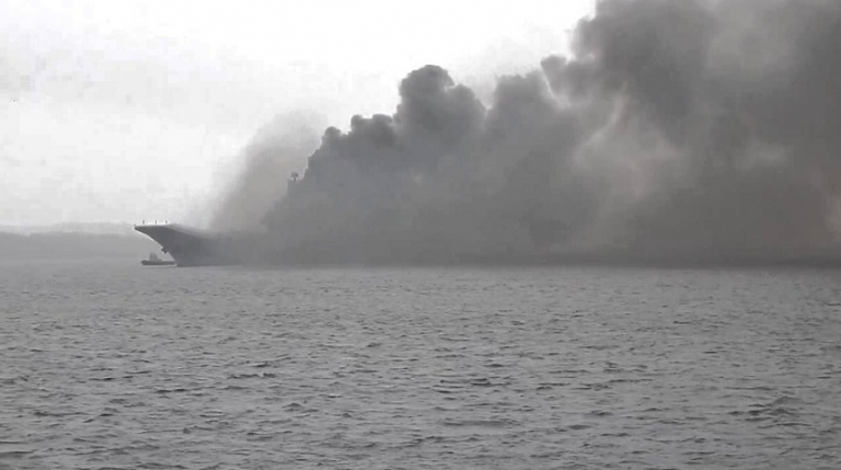 VIDEO | Incendiu masiv la bordul unicului portavion rus, Amiral Kuzneţov, considerat un hârb al marinei ruse