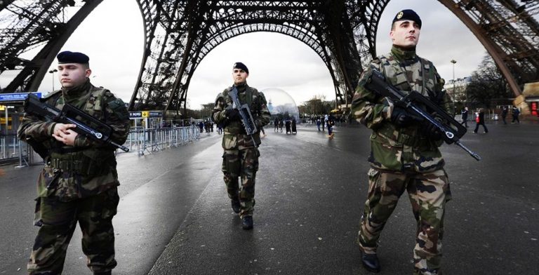 Mobilizare masivă de forțe militare în Franța de Revelion. Amenințarea teroristă, la nivel ridicat
