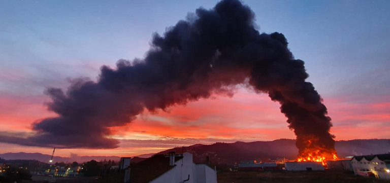 Incendiu uriaș la uzină chimică în apropiere de Barcelona. Mii de persoane sunt consemnate la domiciliu