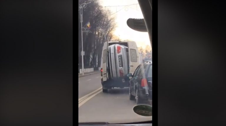 VIDEO | „Kinder cu surprize” în traficul din Rădăuți. „Așa se aduc cazanele din Anglia mai nou?”