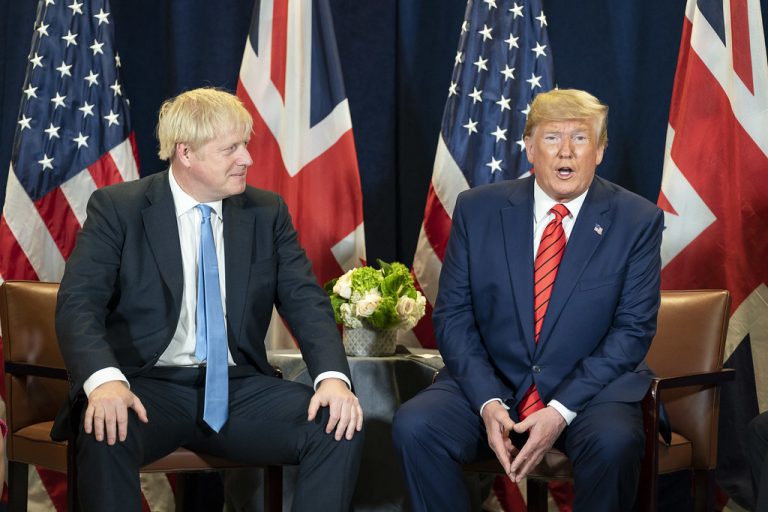 Donald Trump îl felicită pe Boris Johnson și anunță un acord comercial “masiv” cu UK