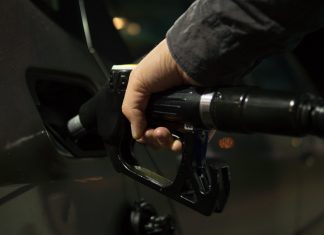 Benzina se scumpește iarăși în SUA, după reluarea confruntărilor