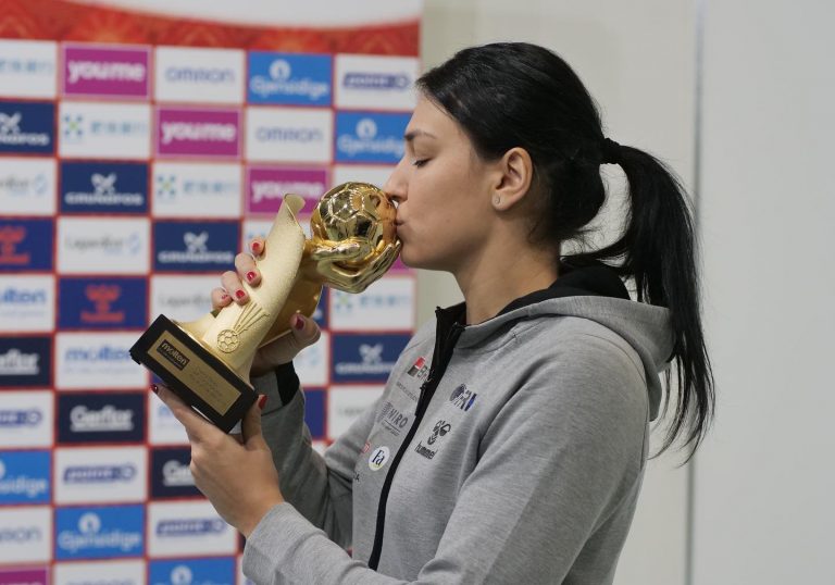 Cristina Neagu a primit în Japonia trofeul pentru cea mai bună jucătoare a lumii în 2018