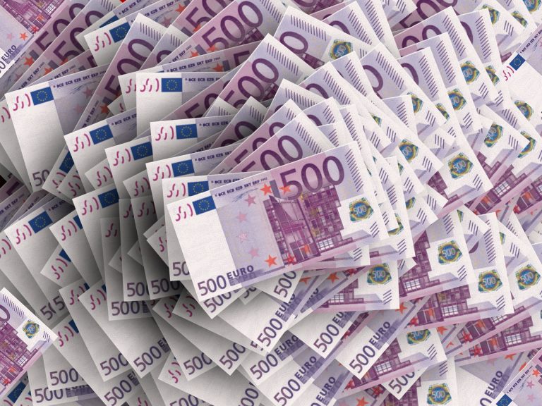 Un nou schimb valutar record. Euro a sărit în premieră de 4,8 lei