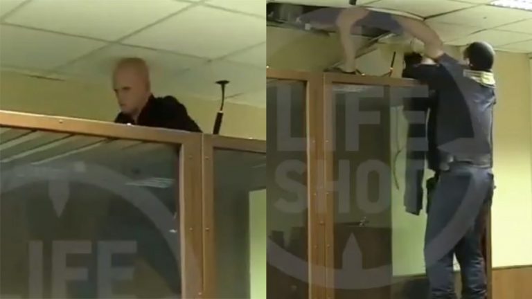 VIDEO | Momentul în care un rus acuzat de crimă încearcă să fugă prin tavanul sălii de judecată, dar rămâne înțepenit