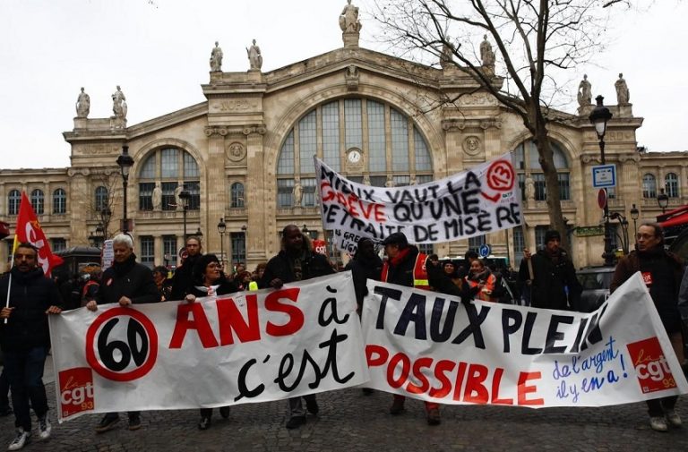 VIDEO | Final de an înecat în gaze lacrimogene. Contestatarii reformei pensiilor din Franţa s-au ciocnit cu poliţia în Paris