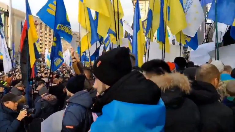 VIDEO | Înainte de summitul de la Paris, Zelenski se confruntă cu proteste la Kiev. „Nu capitulării!”