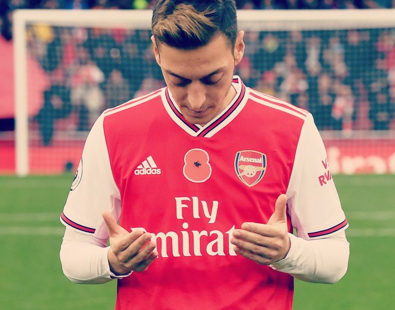 Fotbalistul german Mesut Ozil, scos dintr-un joc video din China după ce a luat apărarea uigurilor persecutați