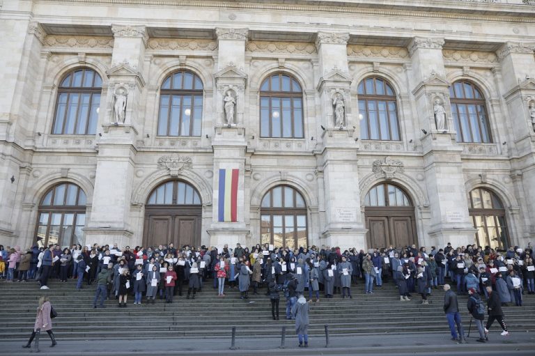 Eliminarea pensiilor speciale, amânată în Camera Deputaţilor, pe fondul protestului grefierilor și a nemulțumirilor magistraților