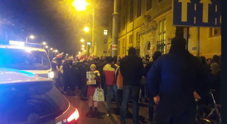 Demonstrații în Polonia în semn de solidaritate cu un judecător suspendat din funcţie pentru că a contestat reformele din justiţie