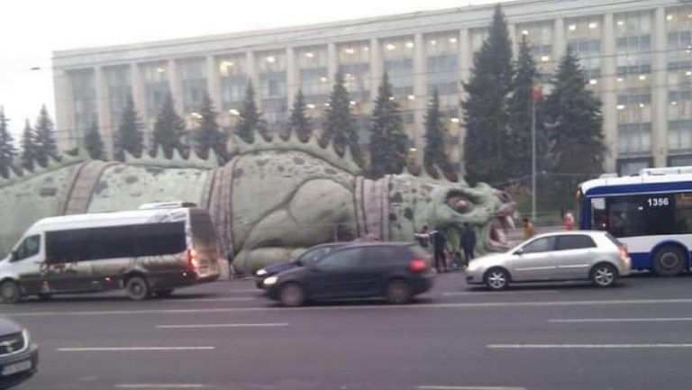 O șopârlă gonflabilă uriașă, apărută în centrul Chișinăului, l-a înfuriat pe primarul orașului