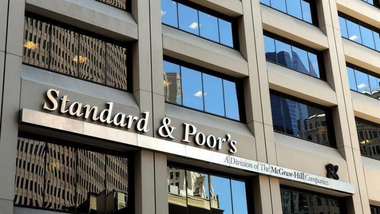 Standard & Poor’s: Depășirea țintei de deficit îngroapă ratingul României
