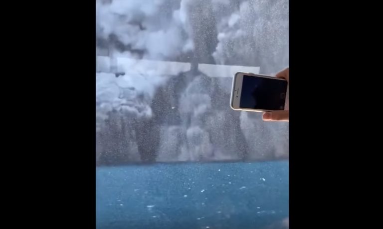 VIDEO | Momente de groază în Noua Zeelandă, unde a erupt un vulcan. 100 de persoane se aflau în apropiere în momentul erupției